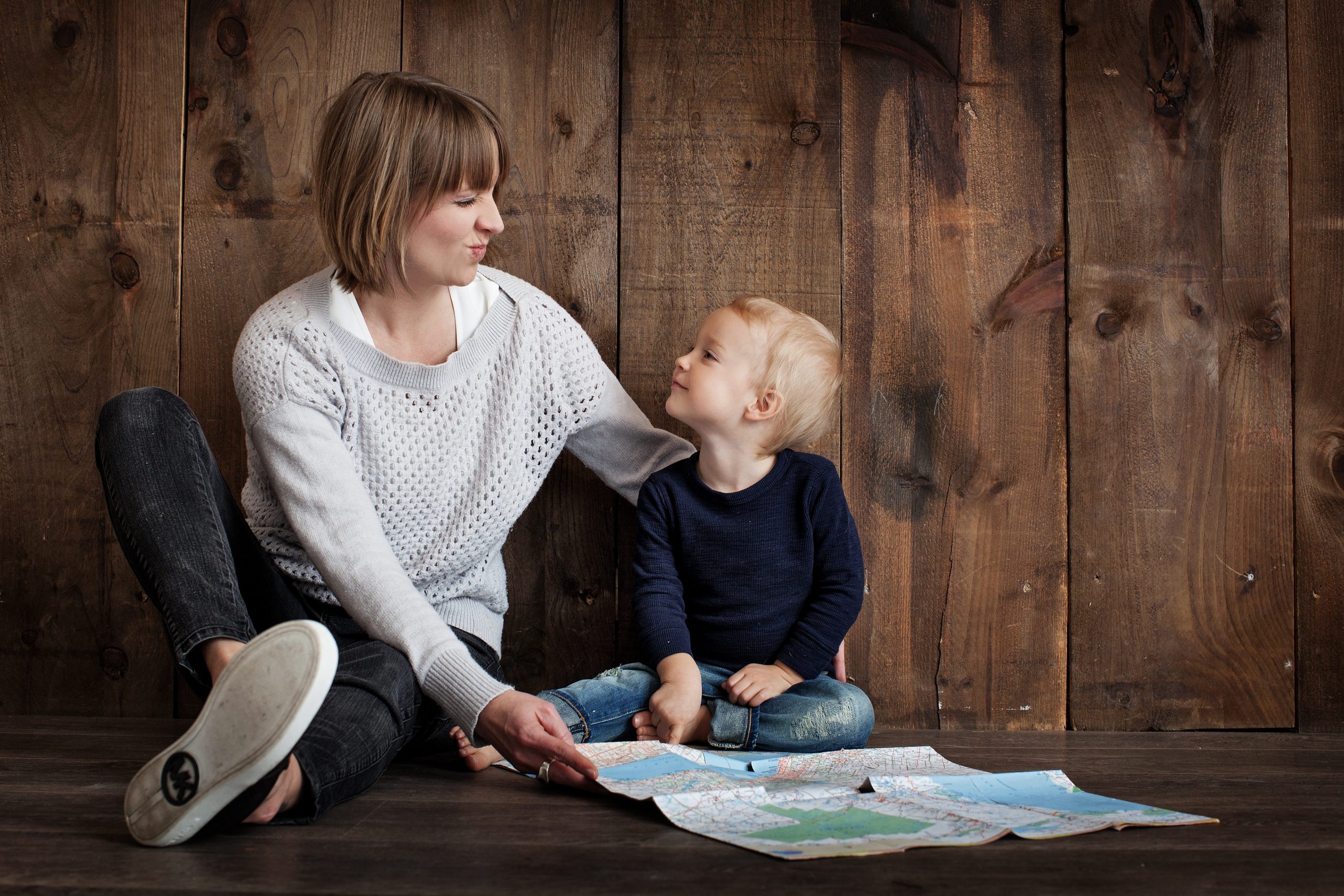 Mamma och barn umgås