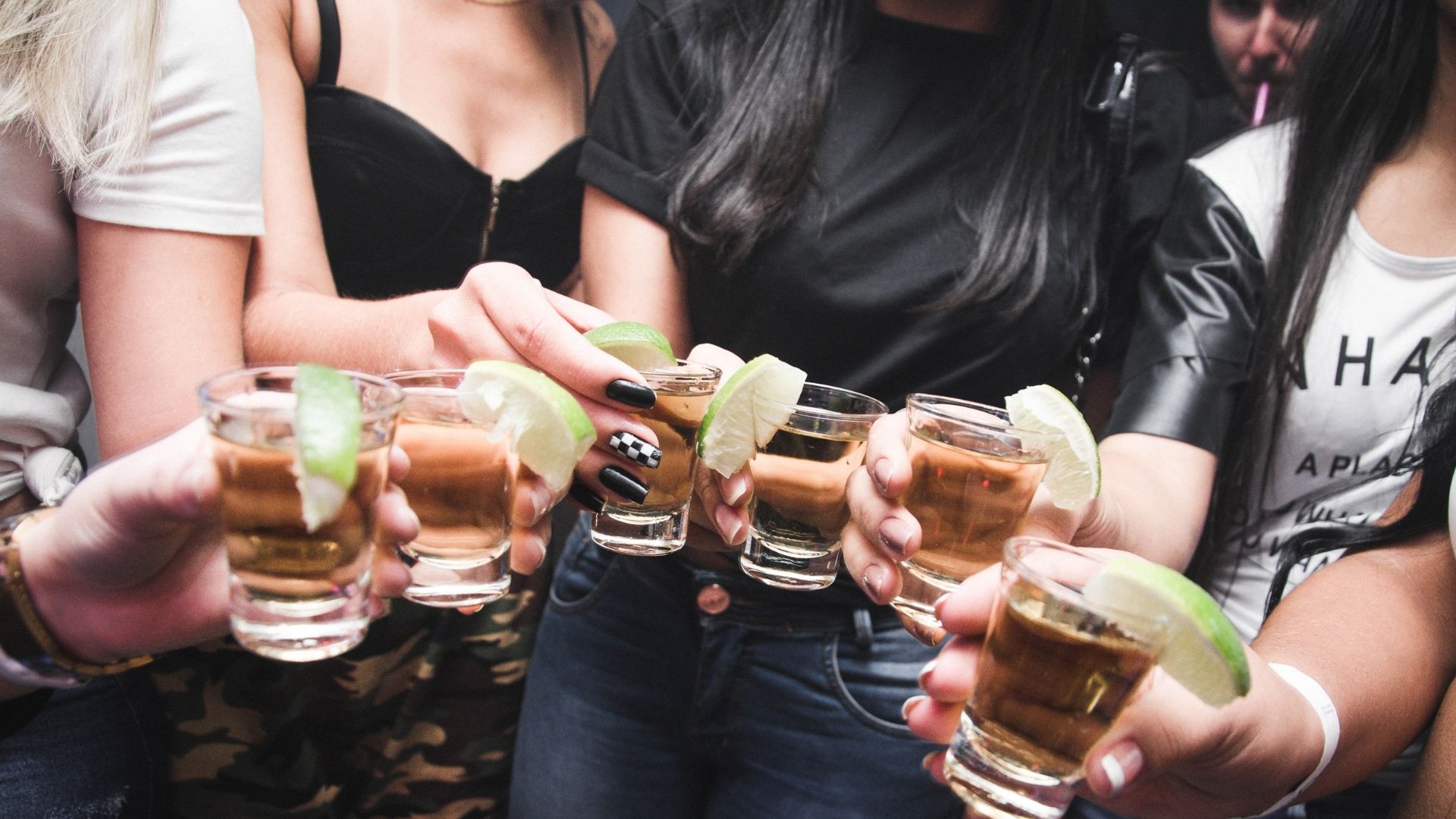 Tjejer som shottar alkohol