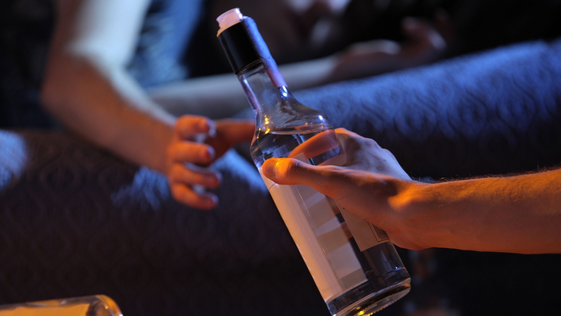 Lämnar över spritflaska