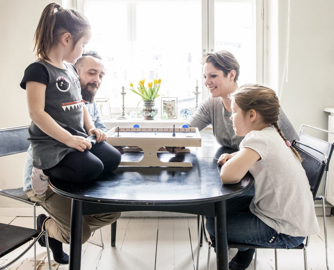 Familj spela Klask