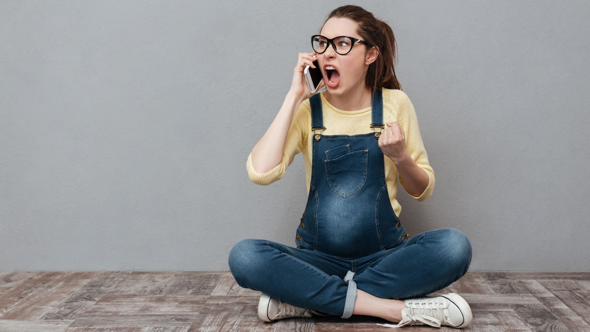 Gravid kvinna skriker i telefon