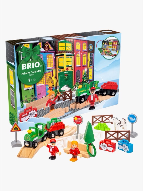 Kartongen till BRIO Adventskalender 2026, märkt 3+, med lok, vagnar, figurer och räls i trä framför