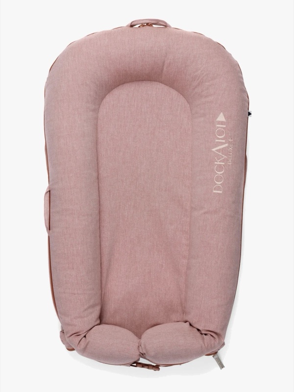 DockATot Deluxe+ babynest i färgen Ginger Chambray