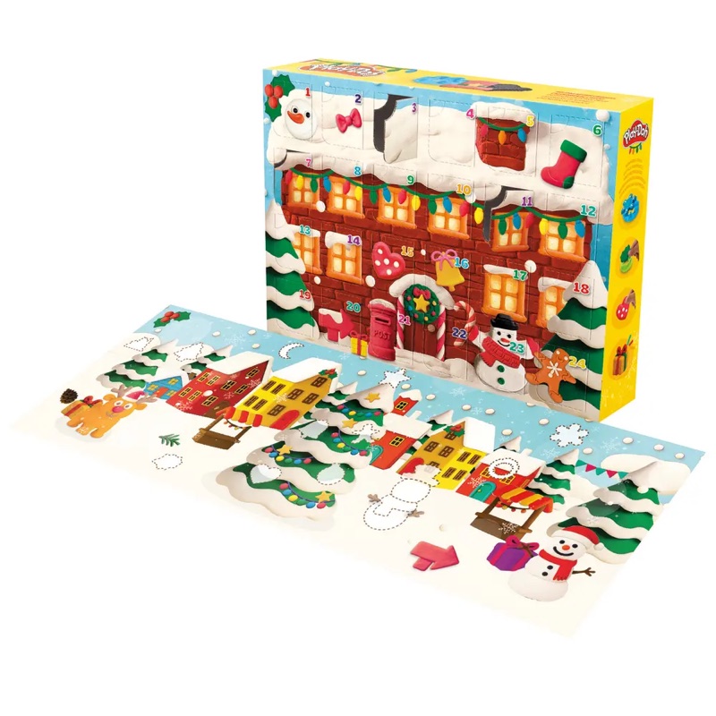 Play-Doh Holiday Adventskalender 2026 med 24 numrerade luckor på ett julpyntat hus och en utvikt bild av en snöig by