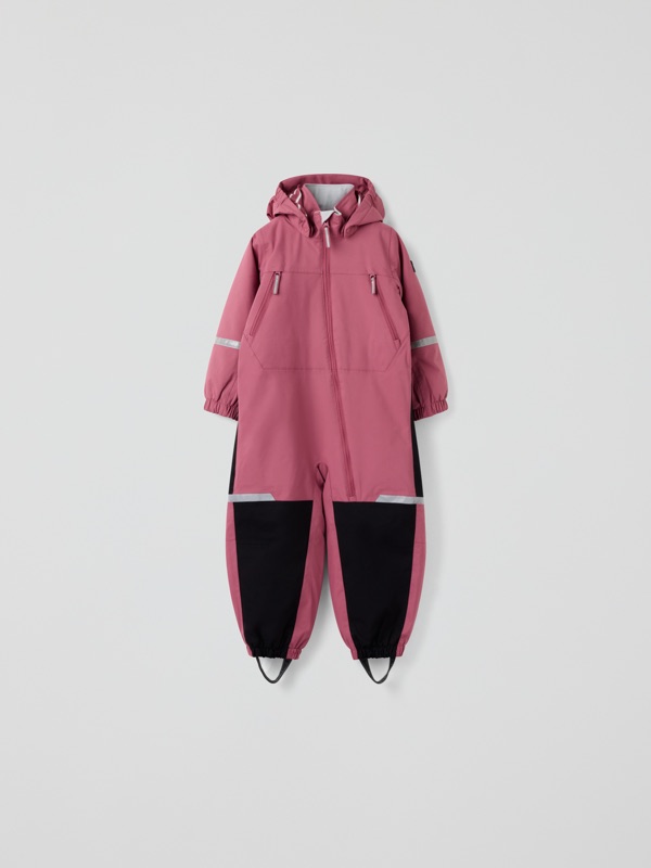 Rosa fodrad 2in1-skaloverall från Polarn O. Pyret med luva, svarta partier nedtill på benen, reflexer och fothällor